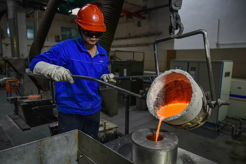 意思但是气温却是一天中最高的时候在长城的熔铸班组正围着千度的坩锅