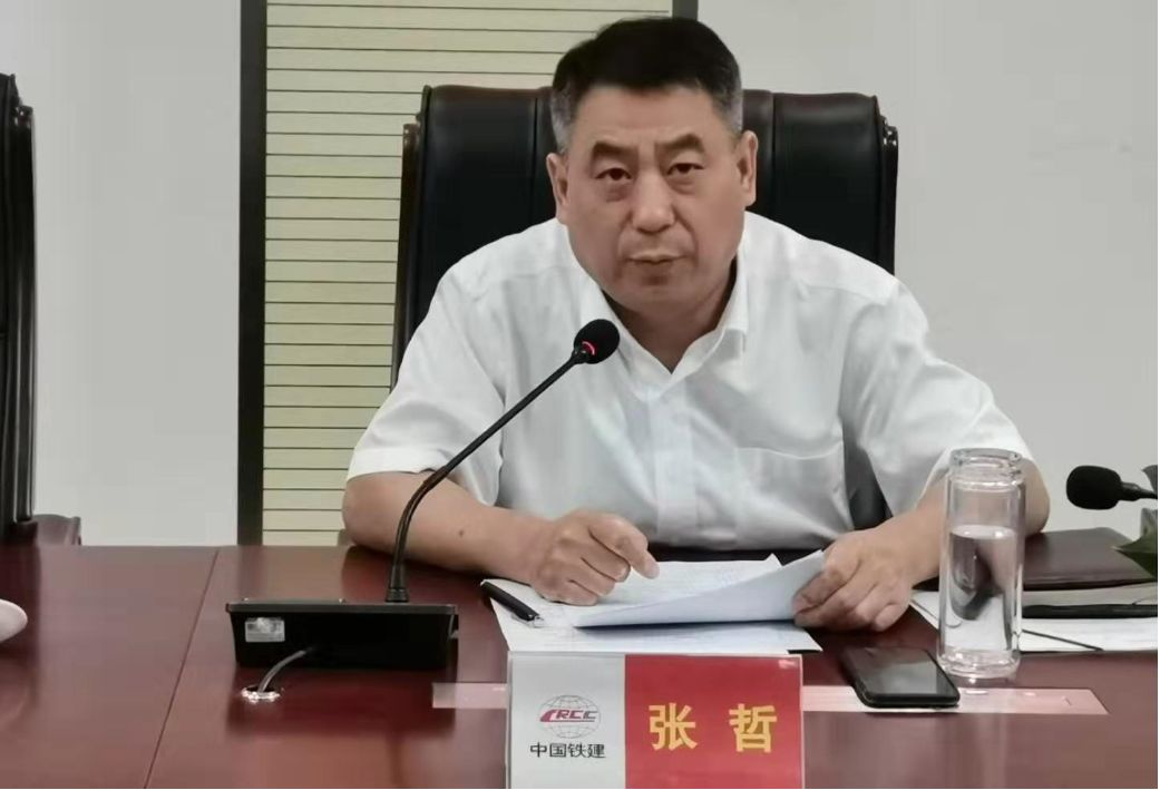 最后,公司总经理张哲对上半年各项工作取得成绩给予肯定.