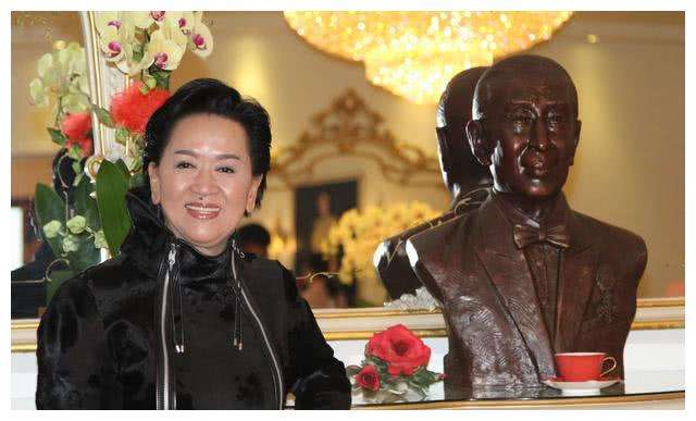 74岁洪金梅今设灵邓兆尊携红颜知己现身兄妹4人合影独缺一人