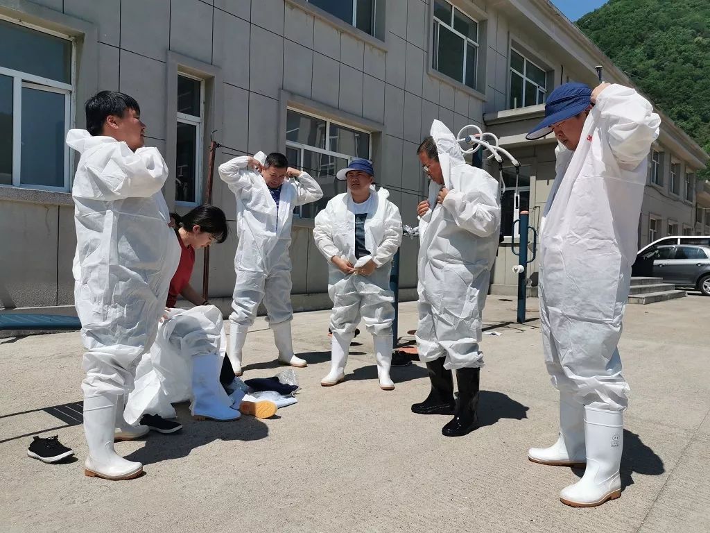 穿梭在边境线的白衣人