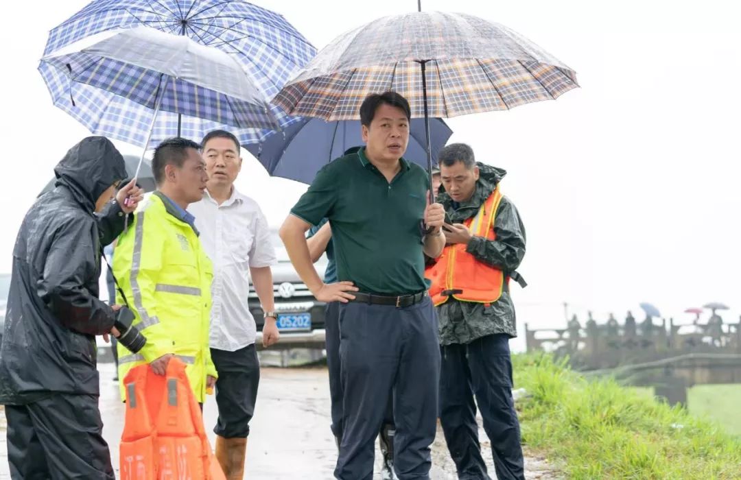 风雨中程新飞周国华奔赴一线最牵挂的人是受灾群众