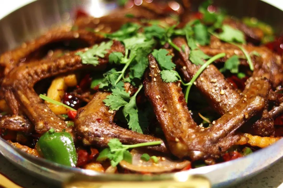 招牌鸭翅店家就差帮我全剥好了,肯定老板也是晓得虾虾要自己剥壳壳才