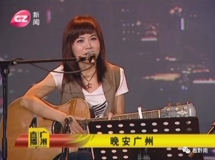 与民谣歌手小果一起参加晚安广州节目录制石海英的音乐作品多为朴素的