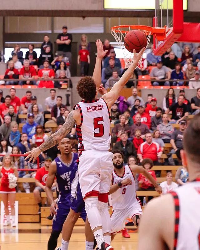 这张照片喏austin曾是一名篮球运动员a是爸爸austin拥有370万的粉丝