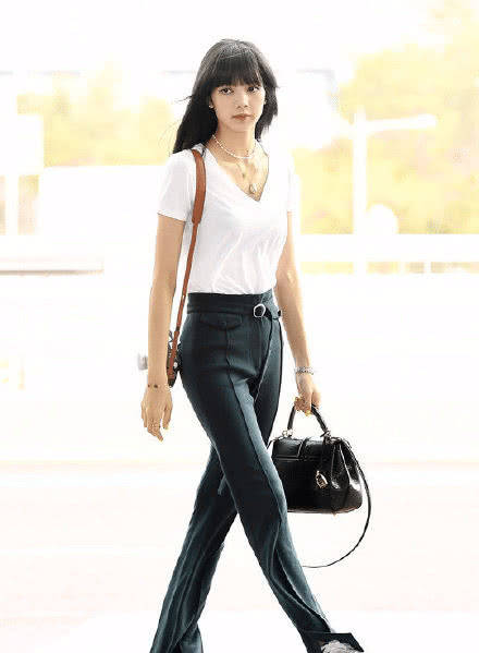 原创韩国女星lisa高调现身机场穿白t配高腰裤大长腿超吸睛