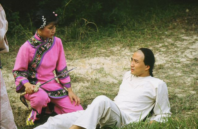 反观她和汤镇业的恋情始于《十三妹》剧集的拍摄,亦终于剧集《桥王之