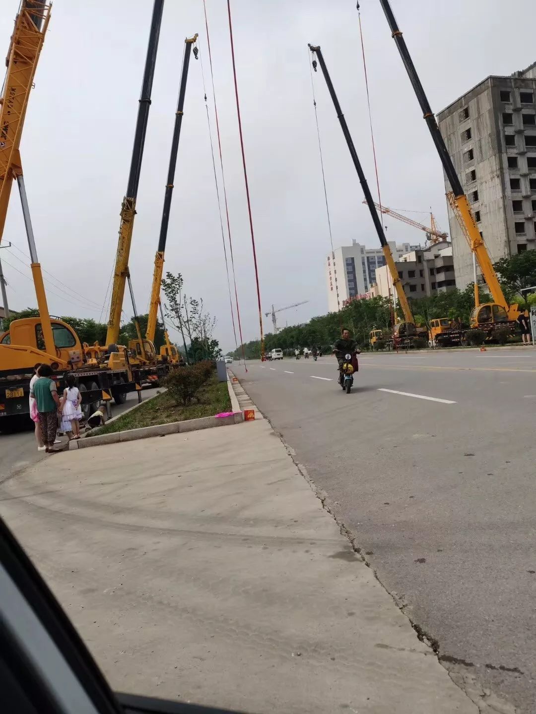 莒县一对新人婚礼用吊车燃放鞭炮,婚礼现场威武霸气