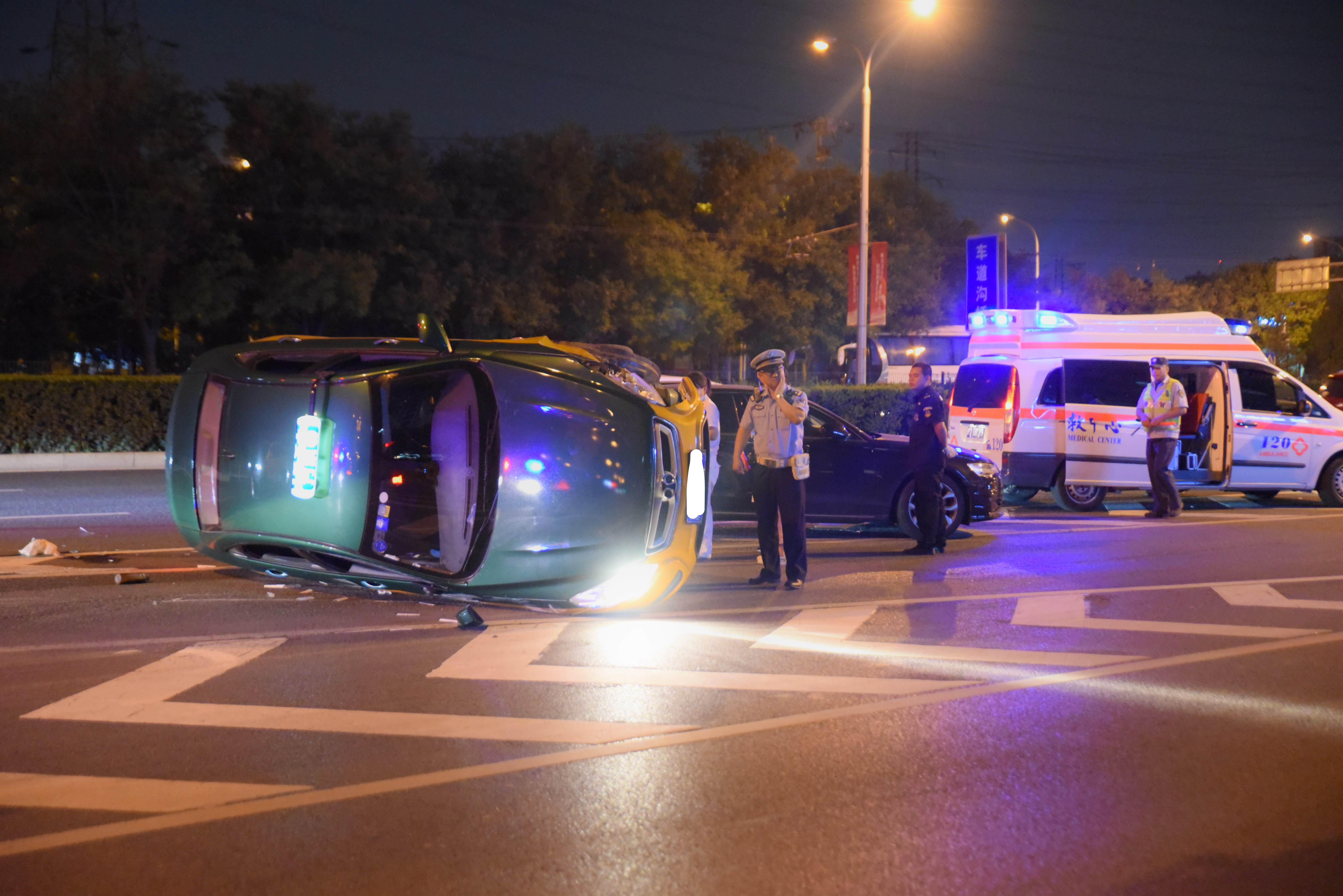 北京车道沟桥发生严重追尾事故 出租车撞致横立在路上