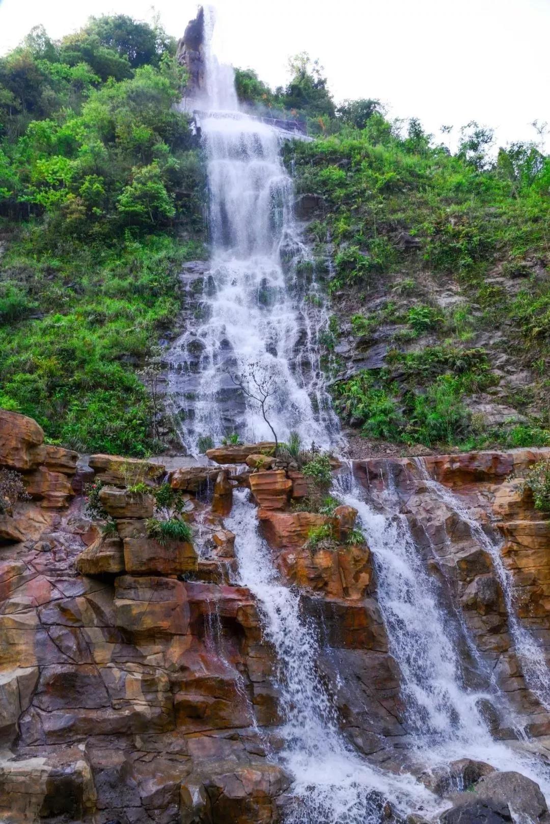 南寶山峰高峽深,峽谷兩邊是古樹枯藤,天氣晴好時,青翠的山口,白皙奔湧