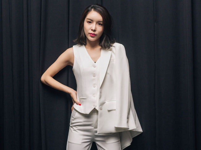 原创流浪歌手小曼新歌别让我一个人醉发布明天的爱还要很久