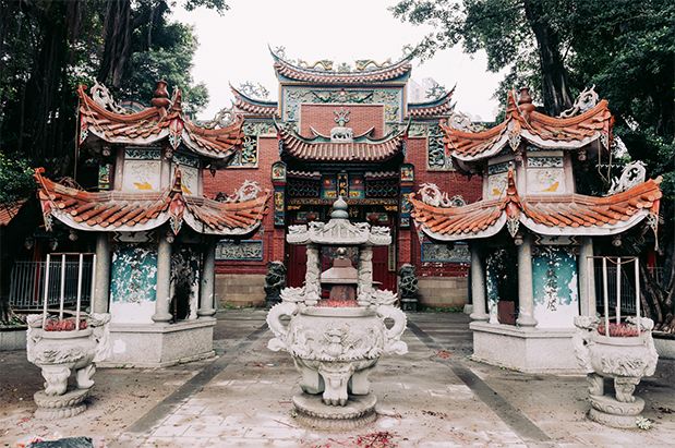 而嘉宾巴晓光与龙舟有着更多联系,他以"周瑜庙与白花桥——一枚龙龙