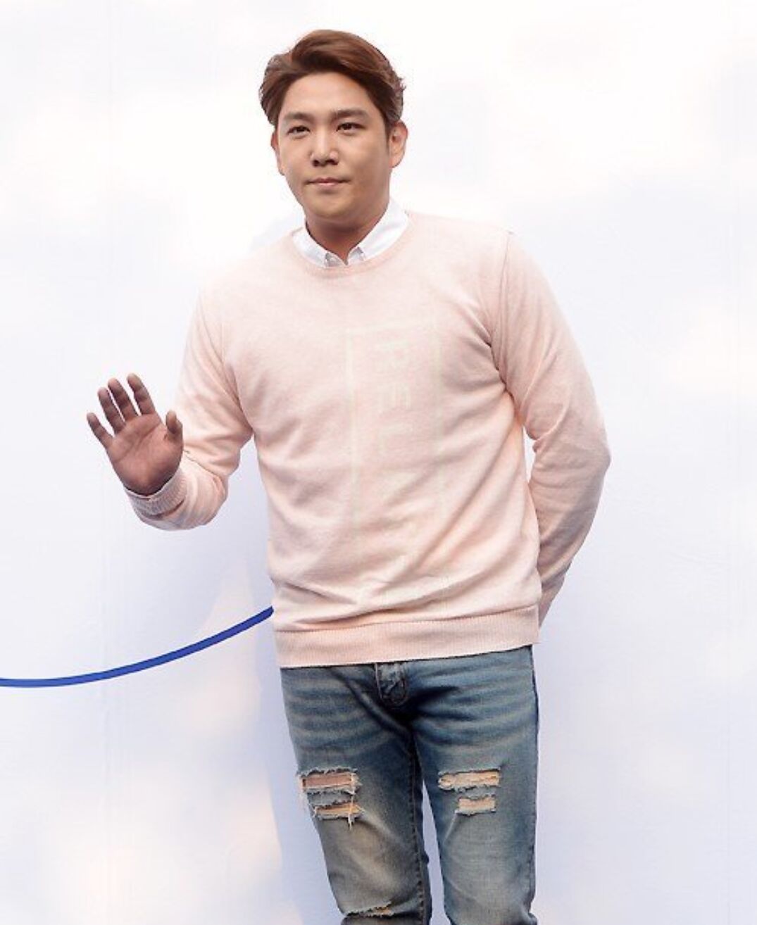 他在酒后和别人起冲突继而挥拳脚踢动武,2017年强仁又因为对女友施暴