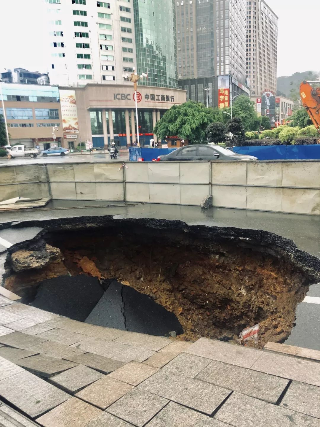 三明江滨路巨型大坑现状曝光