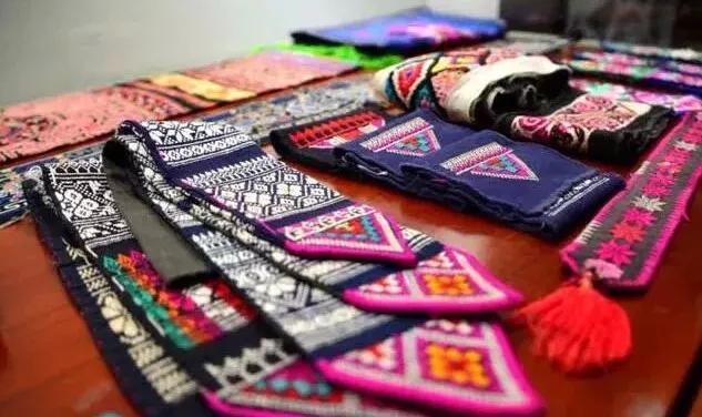 我看到,巍山扎染源于南诏时期,崇尚黑色和红色的彝族先民在布上染出