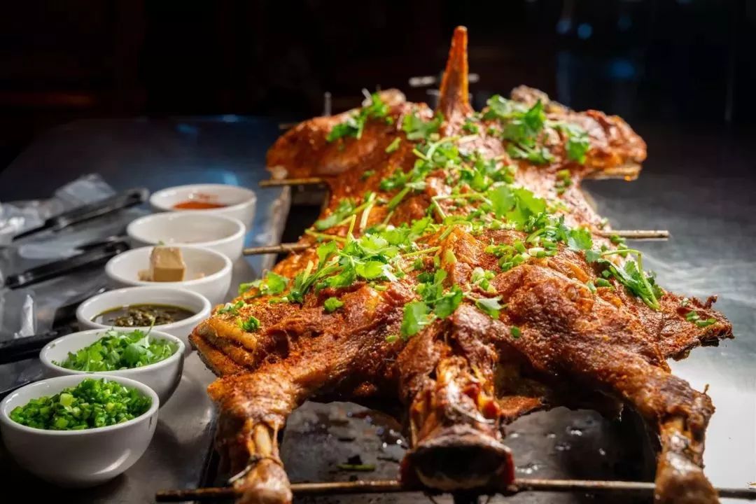 焦香过瘾的烤全羊来了食肉者的狂欢宴a套餐69羊杂汤锅超多配菜b套餐