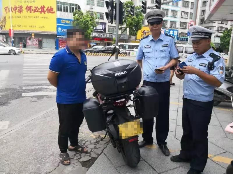 高州交警扣留违法摩托车49辆,不戴头盔219起,其他违法行为58起