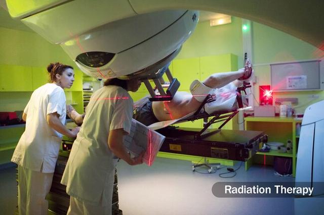 男人乳房出现1肿1红1泌物可能是乳腺癌上身快做检查别拖