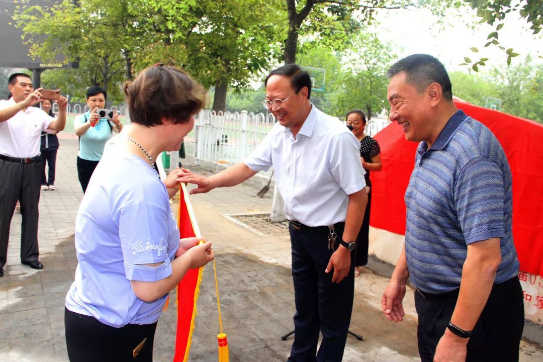 接下来,骆奕洋家长和关仕沛家长向吕校长和杜书记敬献"敦本务实育英才