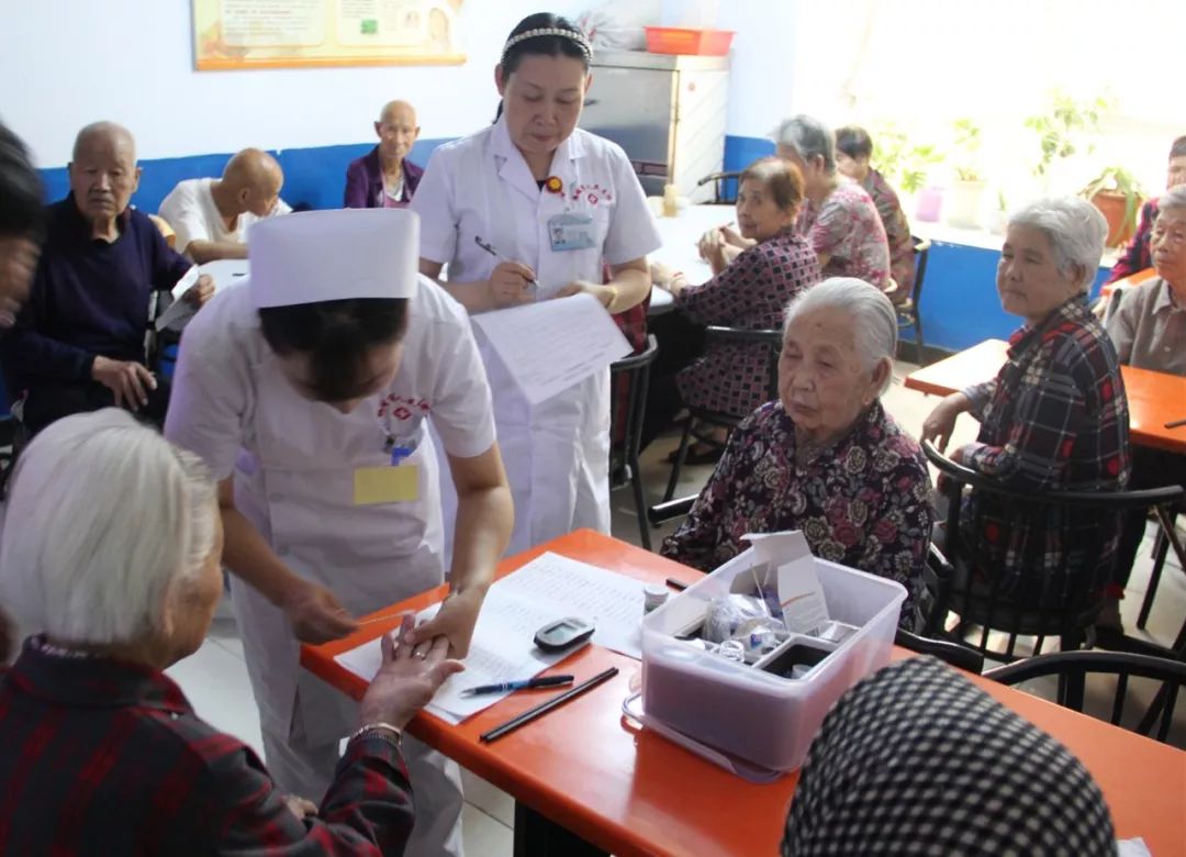 当日42位检测过血糖的市民中只有4位血糖异常,康燕妮说:正常值与中国