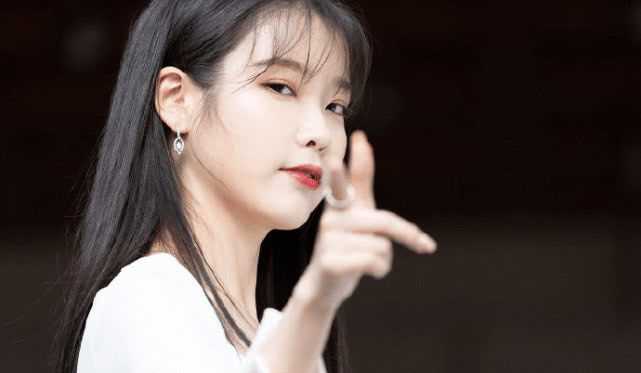 原创韩国女星iu亮相活动黑长直搭配黑白裙装今天是成熟风的知恩