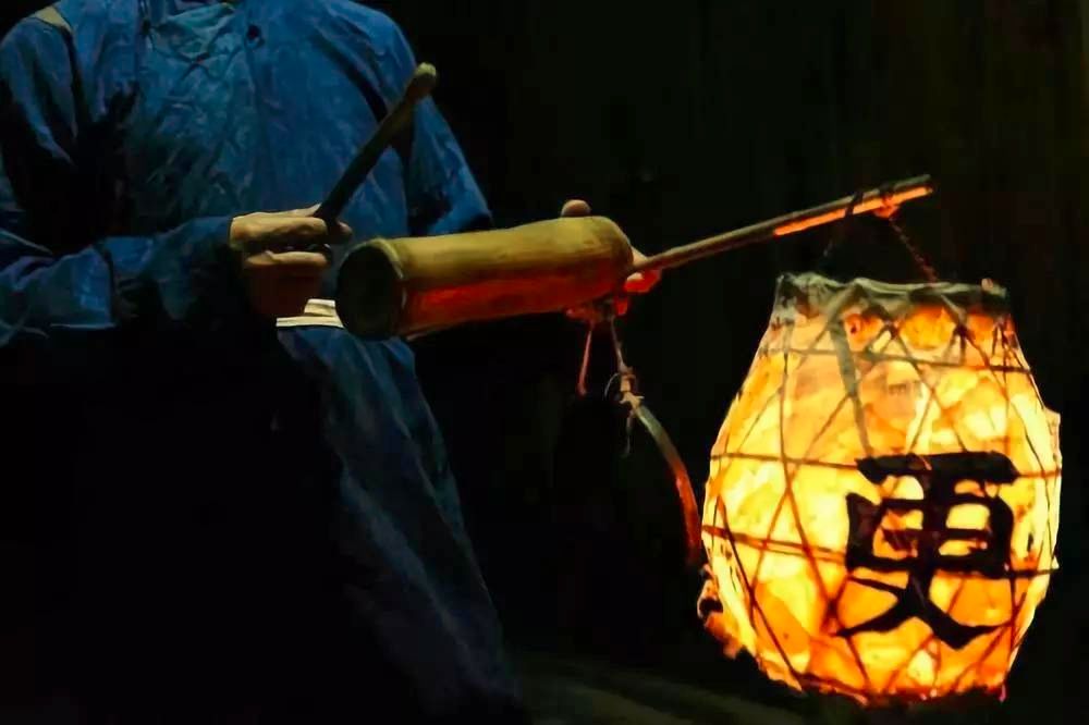 打更宵禁制度实行之后,古人把一夜分为五更,老百姓二更就不能出门了