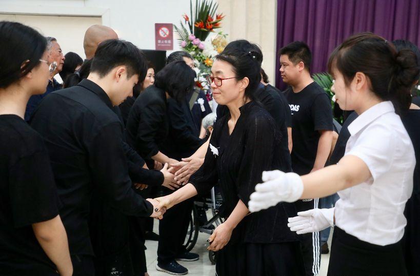 生前好友,同事,广大师生,家乡代表及社会各界人士参加遗体告别仪式