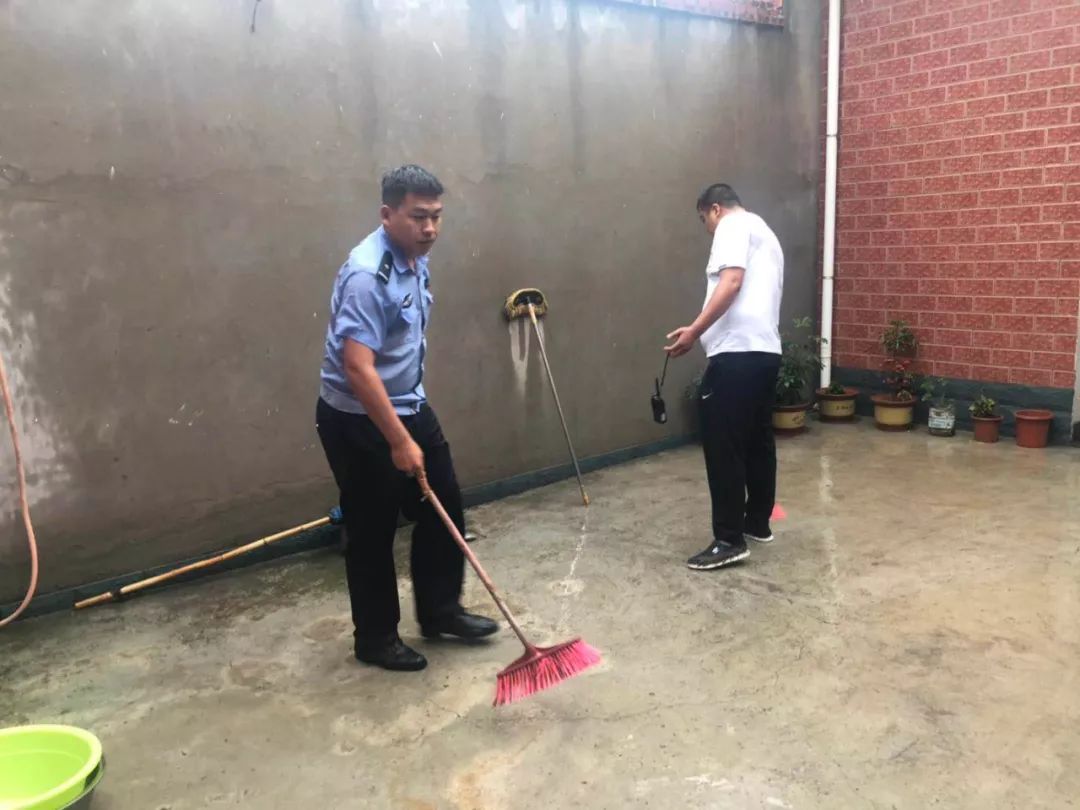 北朱营村两位高龄老人家中被淹民警冒雨相助