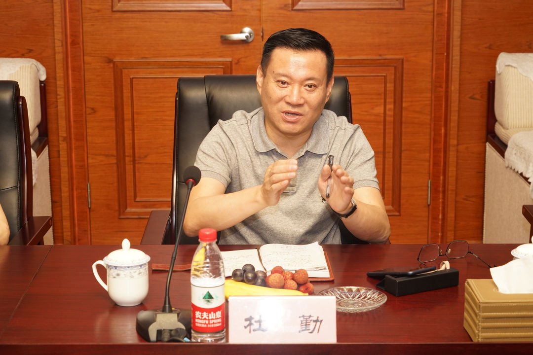 双方领导亲切交流7月11日,公司董事长杜勤率队接待了来访的山东中建联