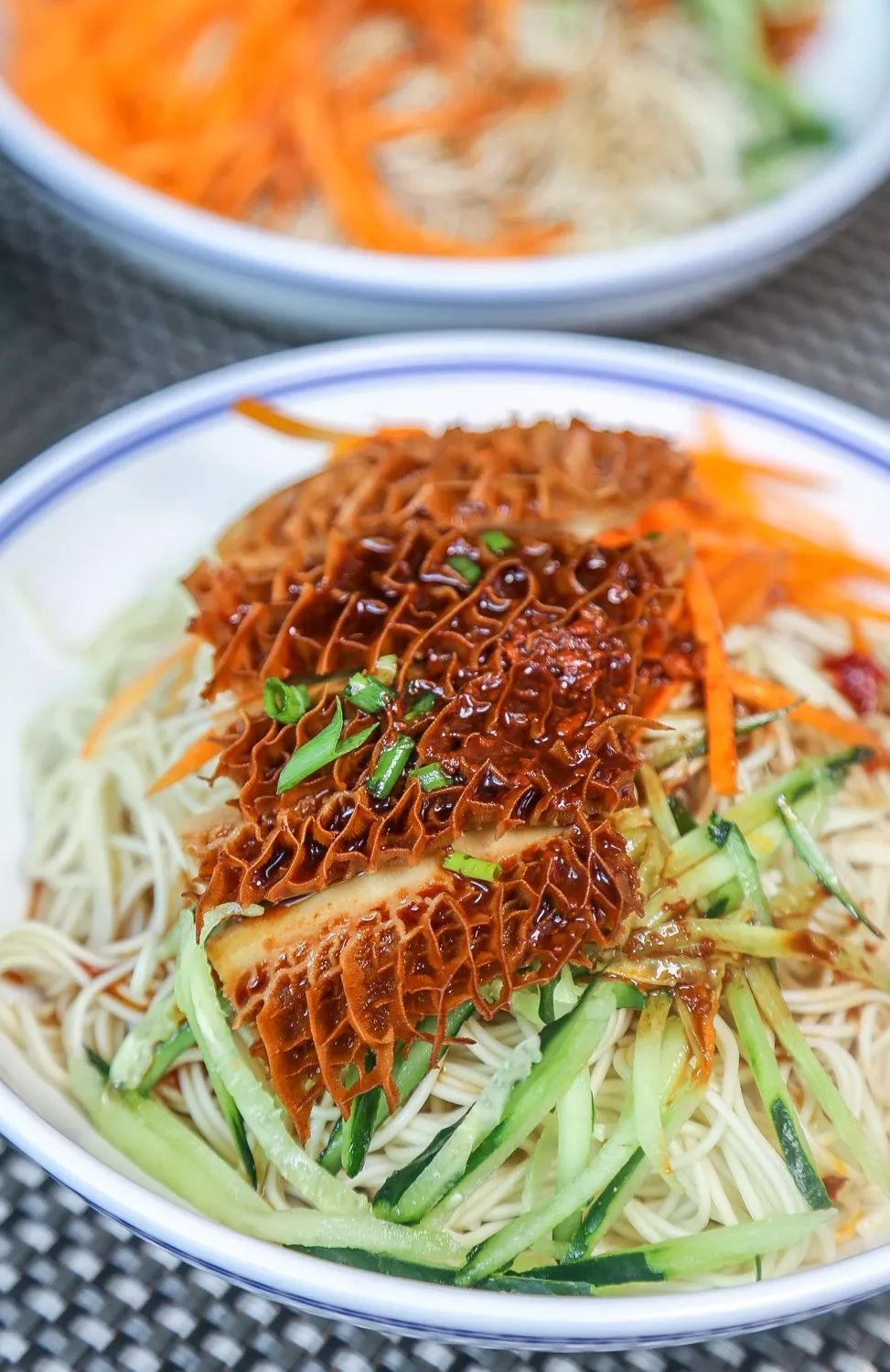金钱肚冷拌面鸡丝凉面焯水一熟即捞出,会在冰水中过两遍,加食用油拌好