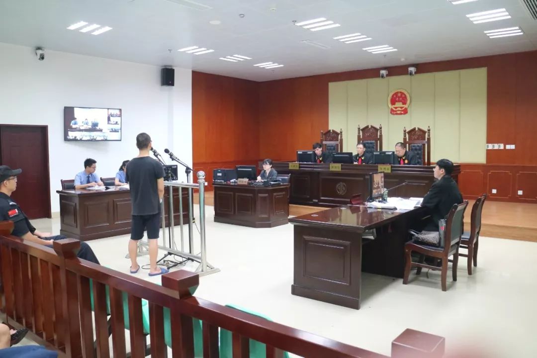 2月,被告人黄某志利用担任永春县人民法院执行庭(局)书记员的职务便利