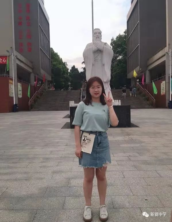 在新钢中学这片热土上,莘莘学子洒下勤劳的汗水,留下坚实的脚印,她们
