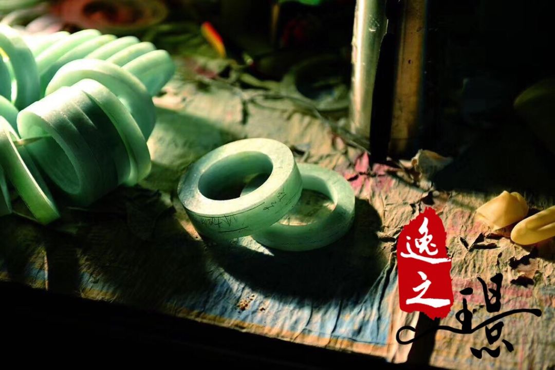 翡翠从原石经过打磨雕琢切割而成精致品