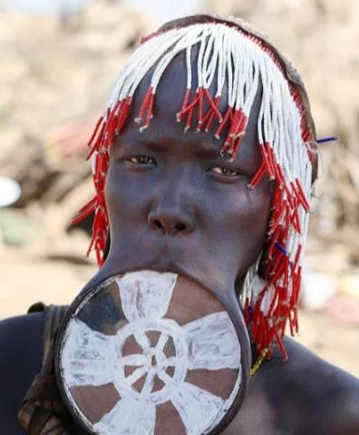 非洲女孩取下唇盘,这种画面很难见到,样子看着让人心疼_苏尔玛