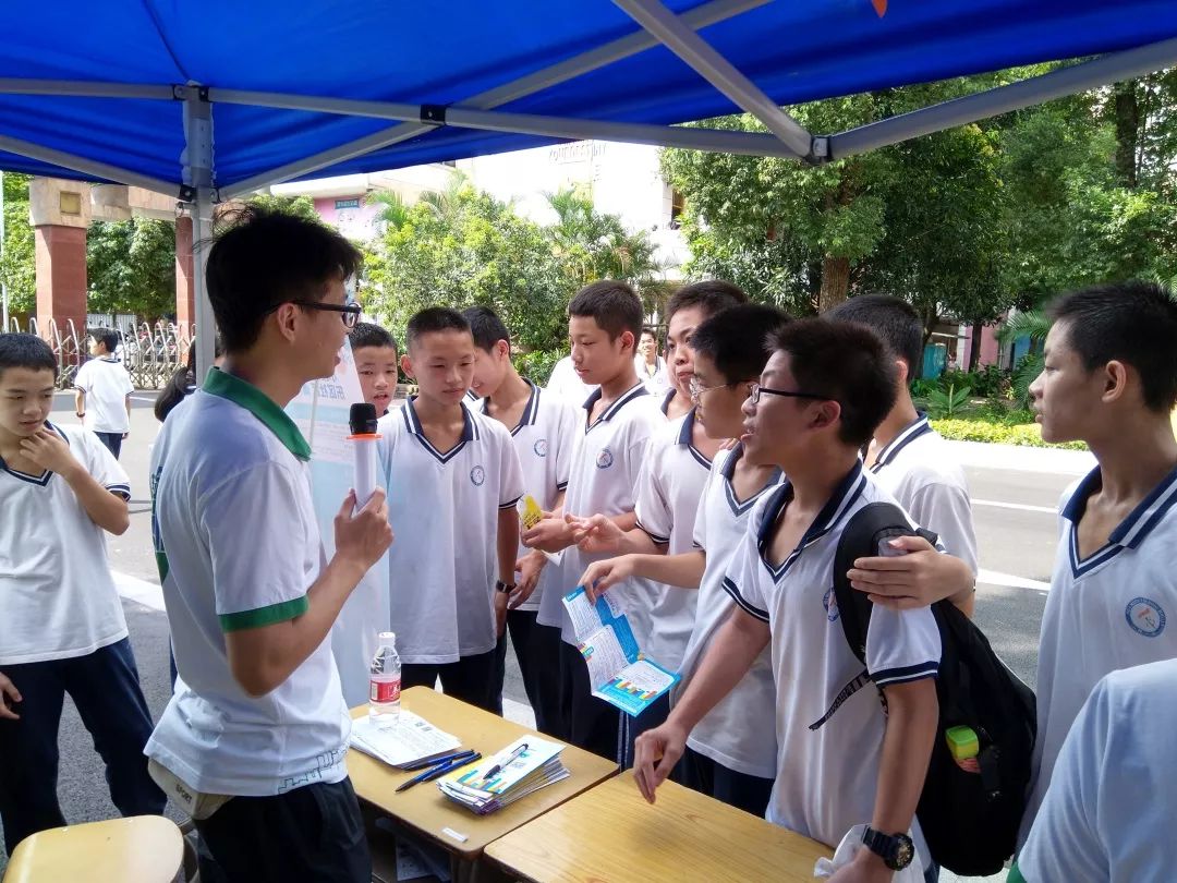 小榄一中现场炎日都挡不住同学们热情排队报名晚上我们在东区大院向
