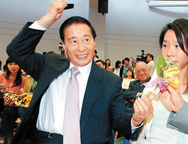 她曾是香港最早港姐,嫁给香港千亿富豪,最后却被丈夫赶出家门_李兆基