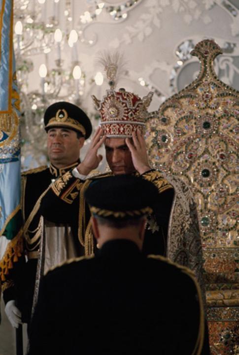 1967年伊朗国王加冕礼罕见彩照国王为王后戴凤冠场面十分震撼