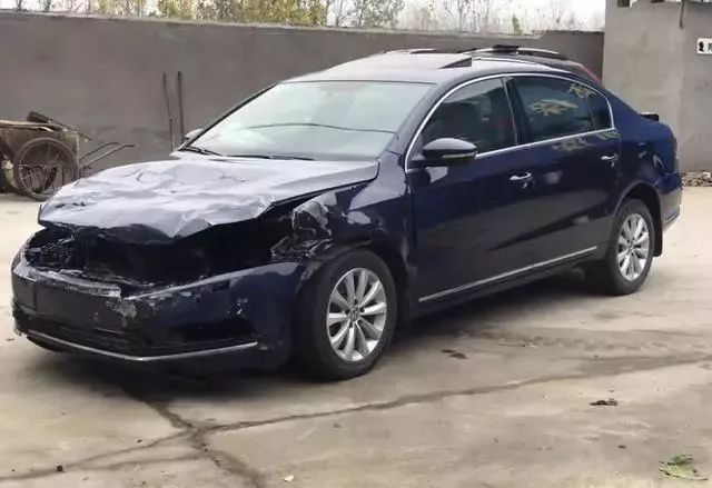 被前后夹击的迈腾,事故车拆零件卖