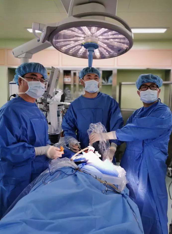 我院头颈外科成功完成首例经口腔镜甲状腺手术