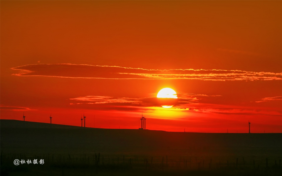 太阳初出光赫赫,逐退群星与残月.日出扶桑一丈高,人间万事细如毛!