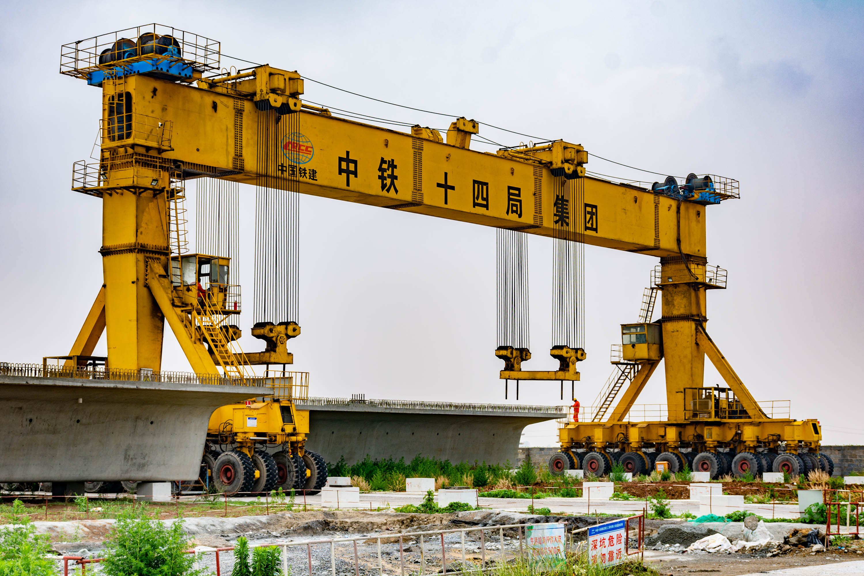 装五十六只轮子的笨重高铁提梁机仅两人操作九百吨桥梁轻松搬运