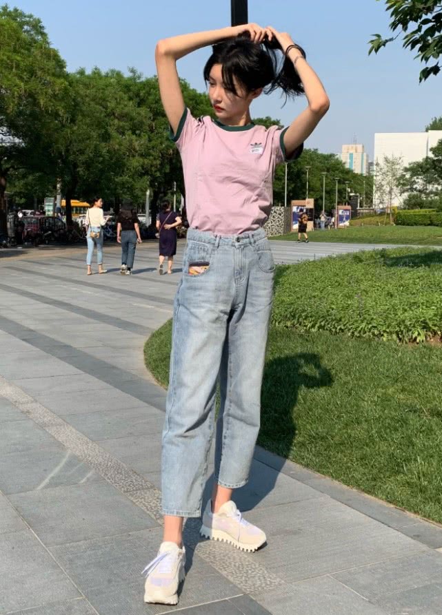 原创艾比jk制服写真晒出,扎两个麻花辫超清纯,完全是初恋的样子!