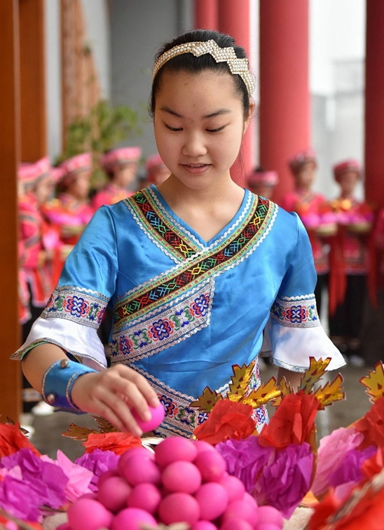 仫佬族民间故事俏娘和金童受封建礼教压迫