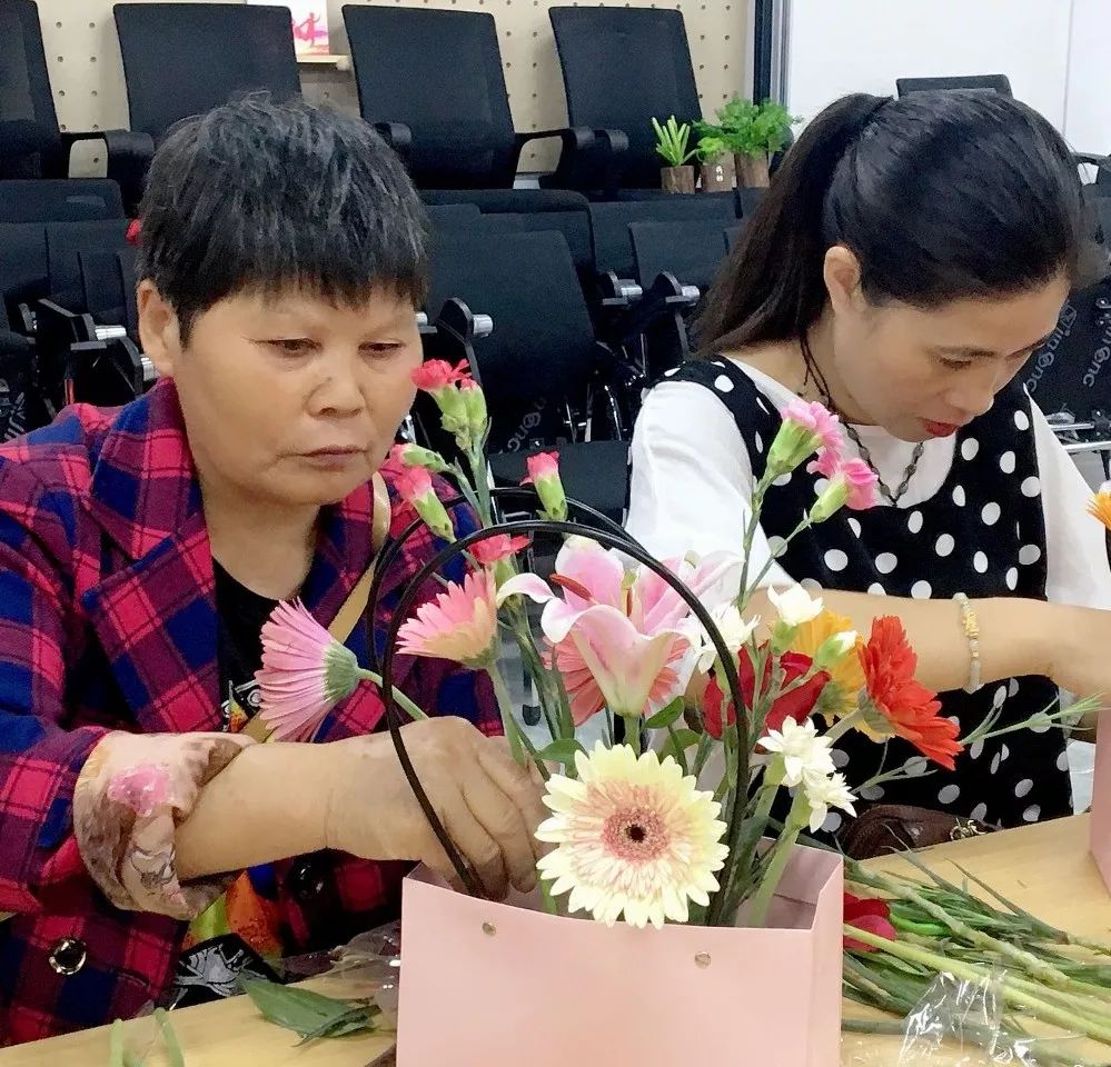 幸福像花儿一样石板滩镇光辉村开展妇女手工活动