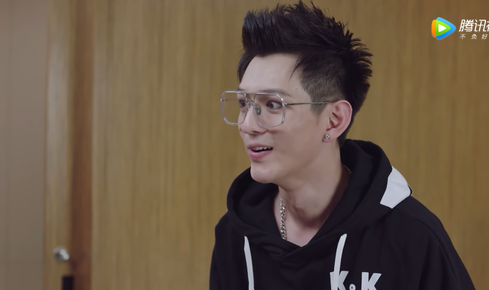 在沈哲的"喜欢就要大胆说出来"的逼迫鼓励下,佟年直接说出"我找的是你