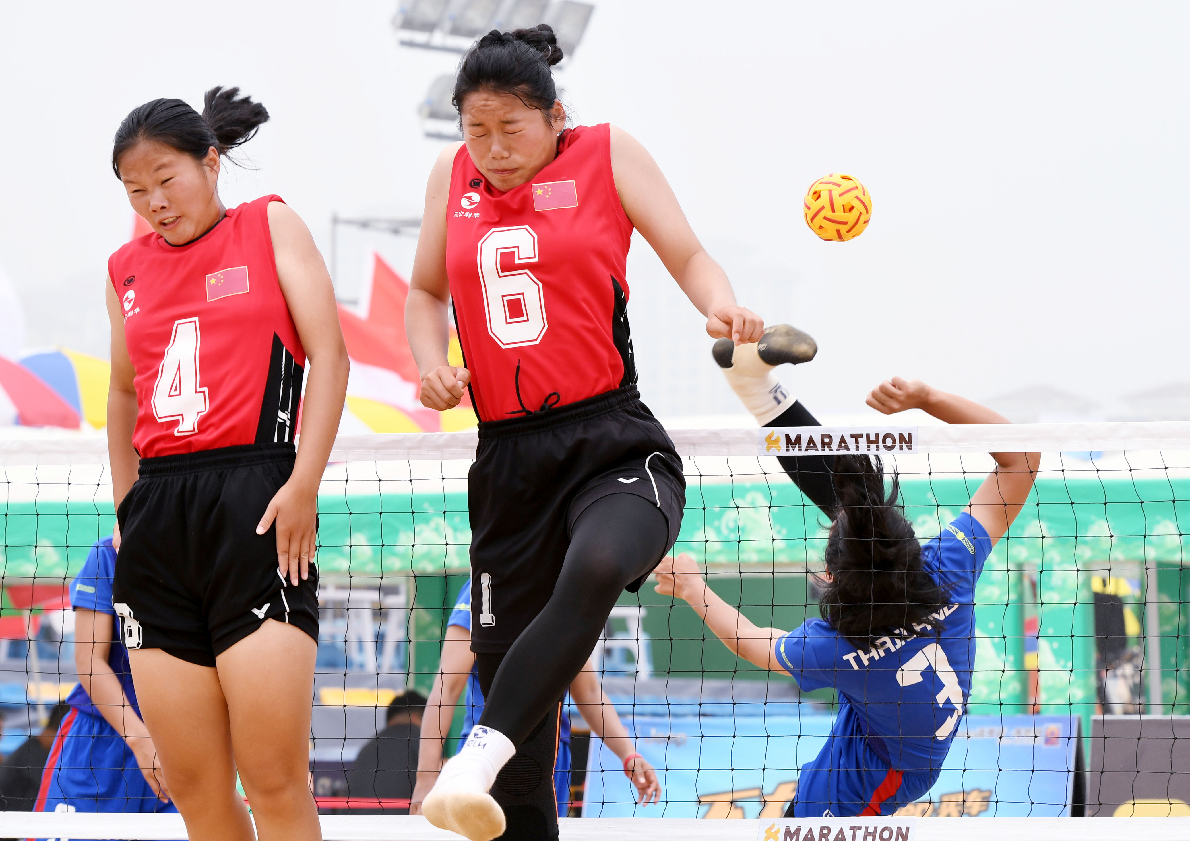 2019亚洲沙滩藤球锦标赛女子三对三半决赛中,中国队以0比2不敌泰国队