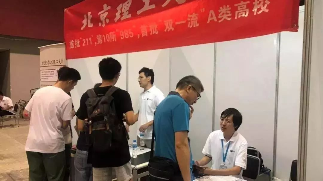 大学校长陈杰校友,上海校友会常务副会长兼秘书长耿悦彬以及陈海东