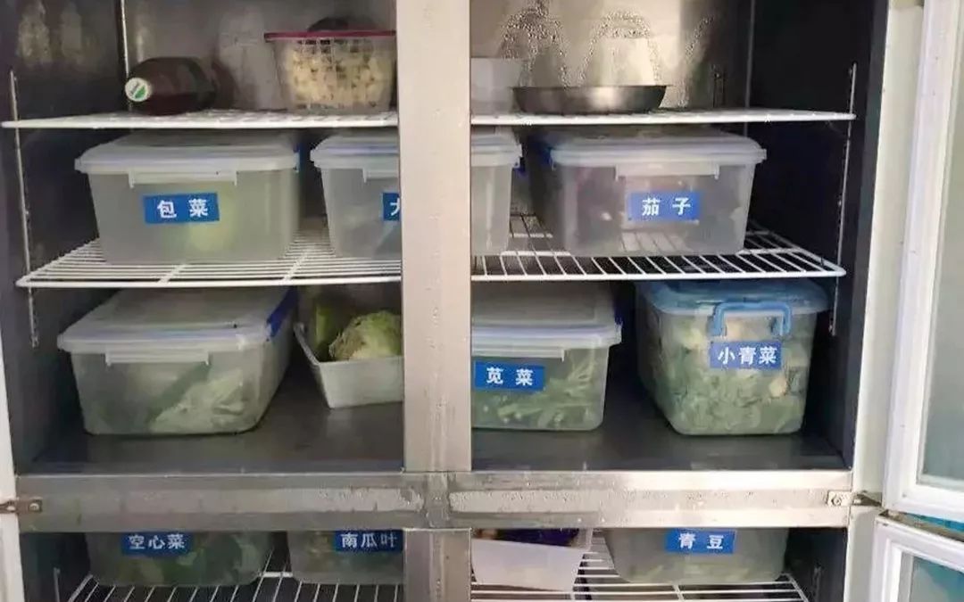 生熟分开95冰柜(箱)内整洁无霜,食品存放要生熟分开,荤素分开