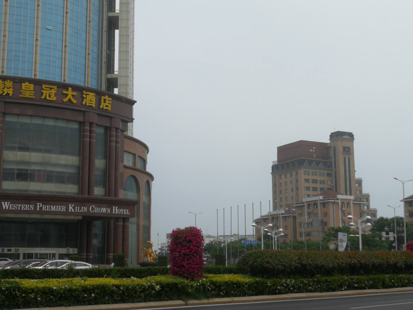 崂山区弄海园有人在楼顶建违章?官方回应:正在查规划