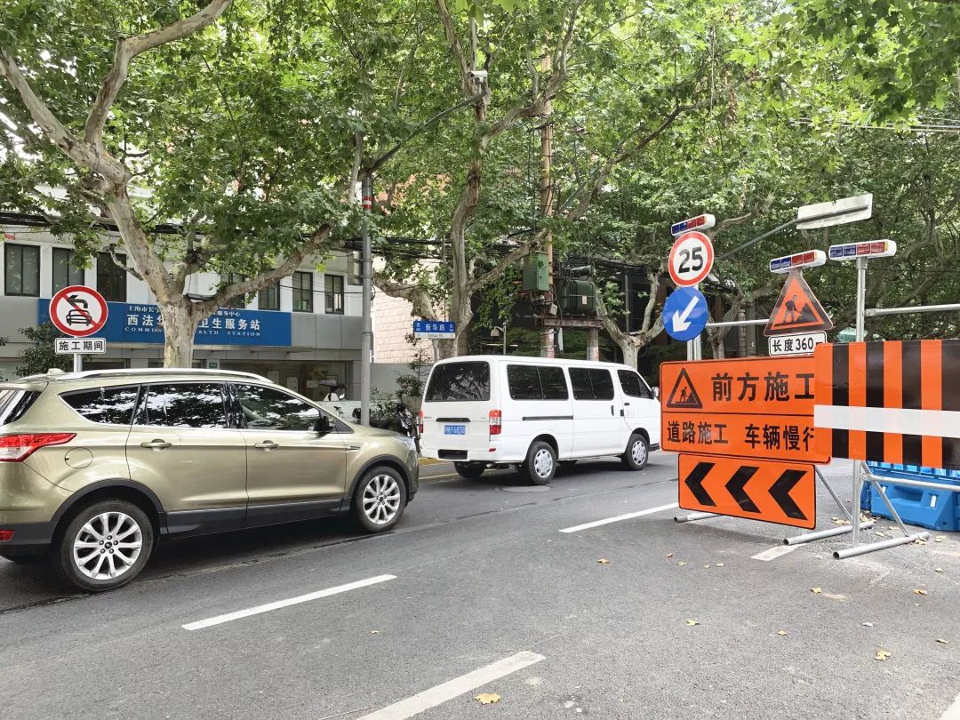 每个路段的路口都放置有醒目的 道路封闭指示牌.