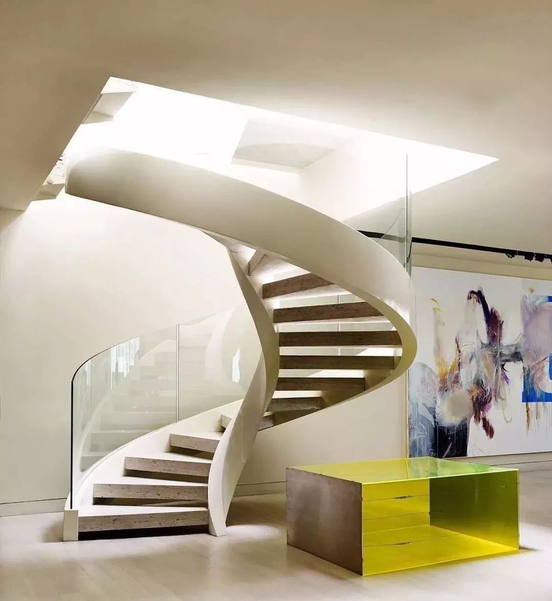 旋转楼梯的空间感流线造型美观典雅让人不觉得拥挤创意式在家里创意也